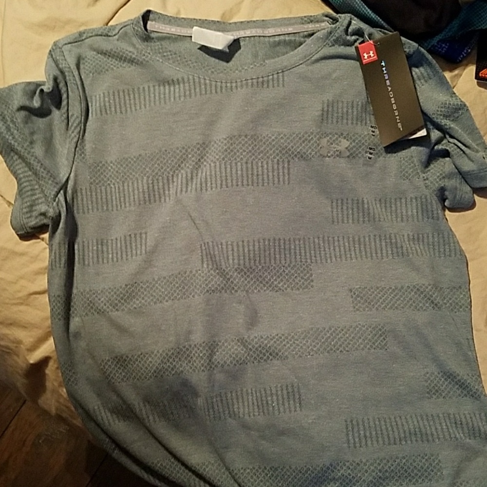 Woman's under armour shirt sz M